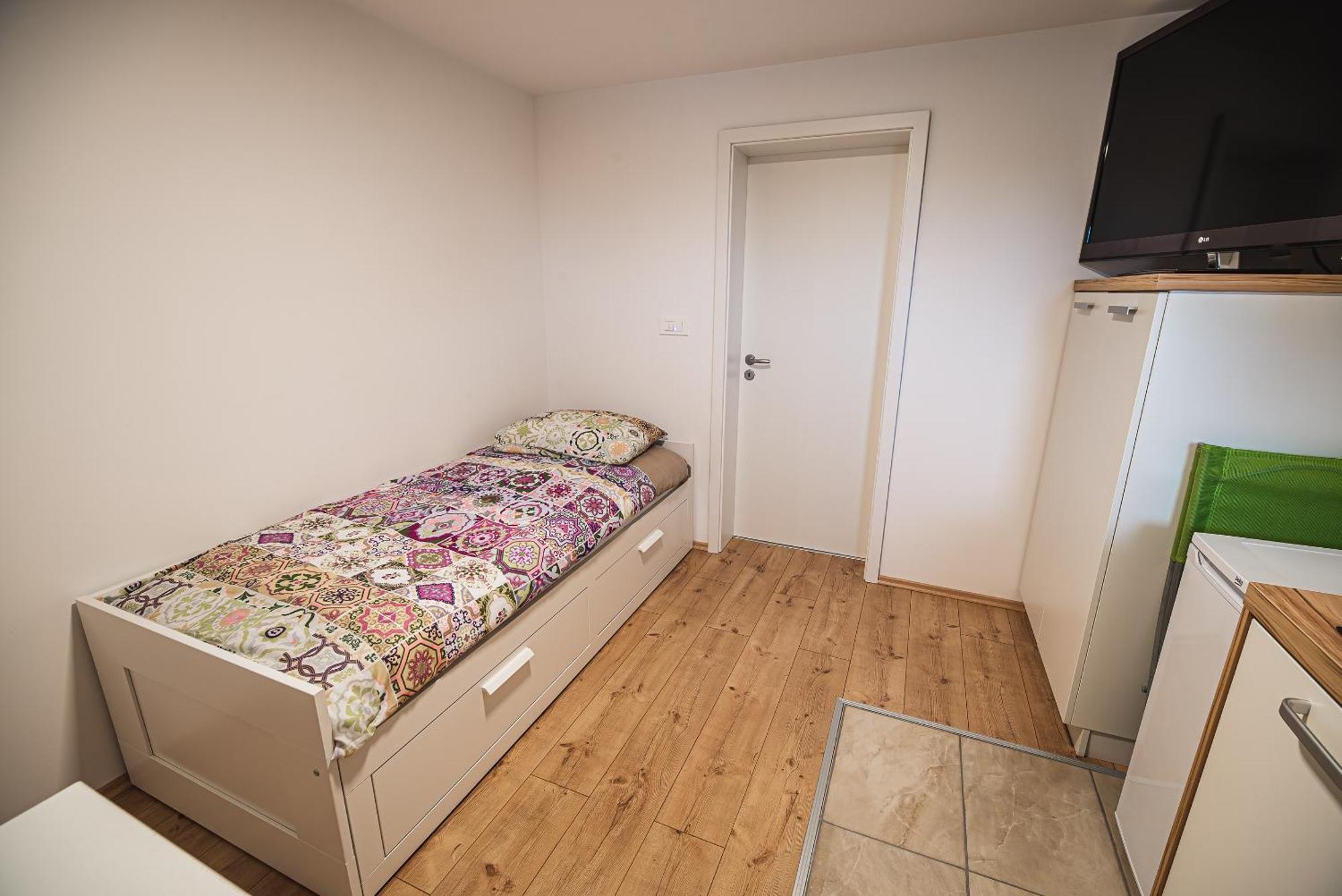 Apartments Rozalija Preddvor Szoba fotó